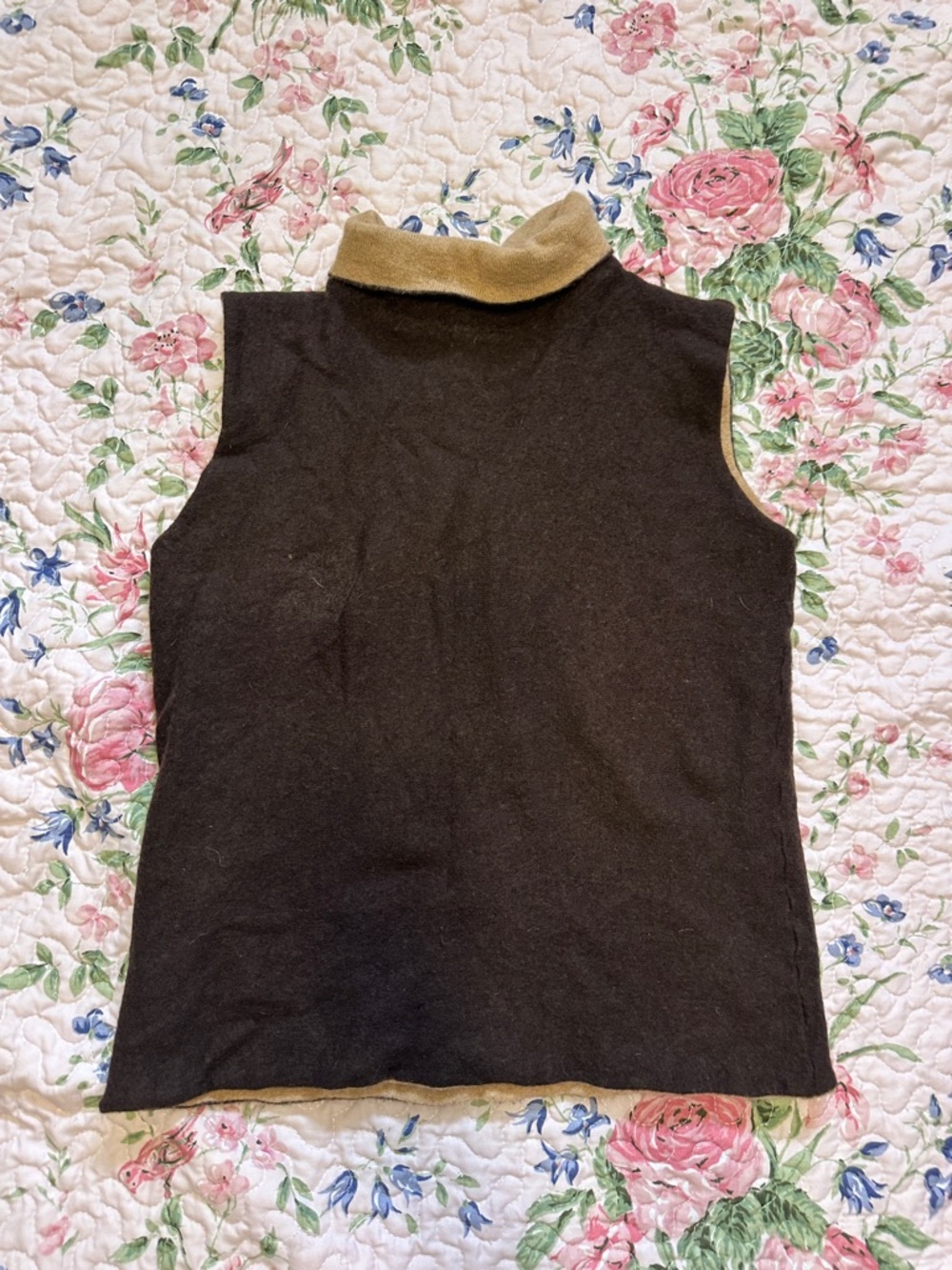 Sleeveless Turtleneck Top in Dark Brown with Tan Collar